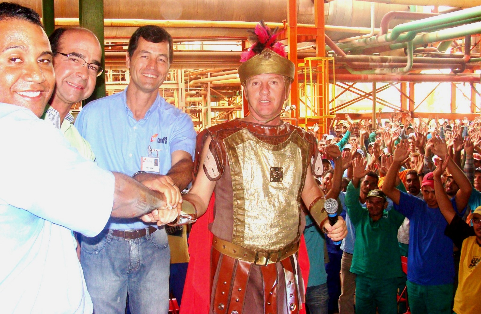 Personagem romano em evento corporativo industrial